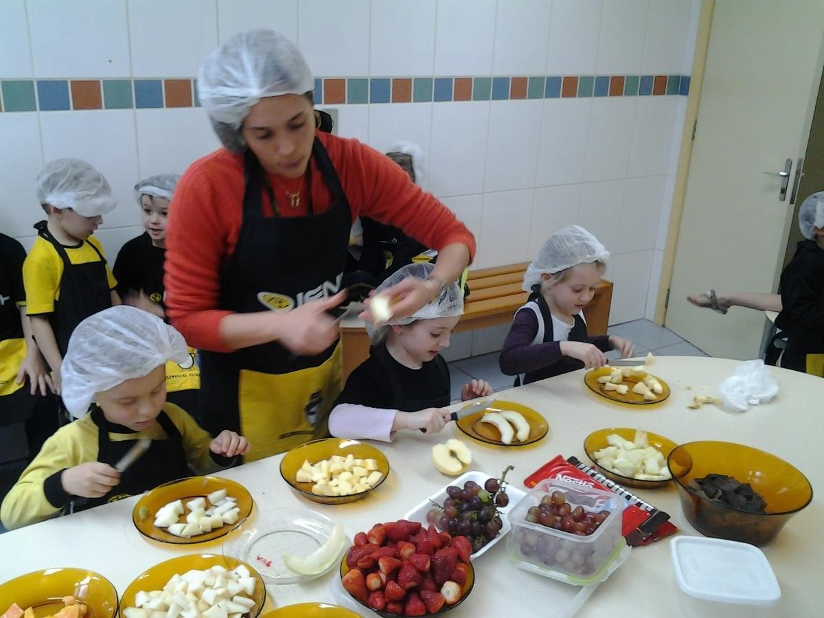 Diversão e aprendizado com frutas