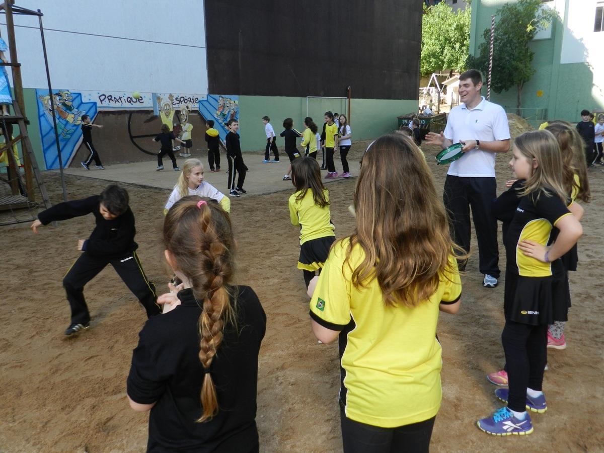 Aula de capoeira contagia alunos