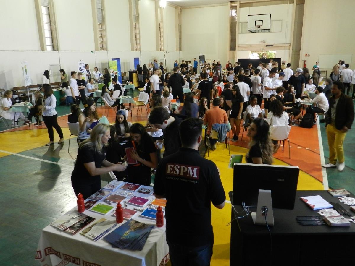 Feira de Profissões reúne estudantes, profissionais e instituições de ensino