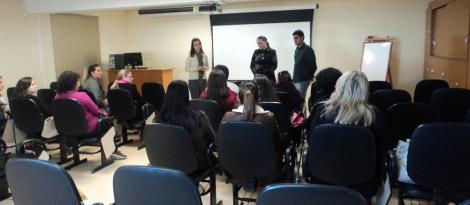 Acadêmicos e estudantes visitam fábrica de louças da empresa Deca