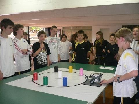 Estudantes participam de I Torneio Interno de Robótica da IENH