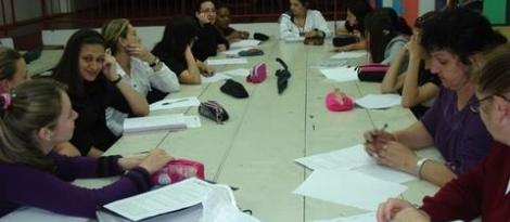 Alunas aprendem a produzir papel machê Alunas aprendem a produzir papel machê