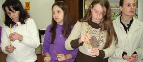 Alunas do Curso Normal aprendem a criar tintas artesanais Alunas do Curso Normal aprendem a criar tintas artesanais