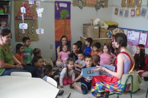 Estudantes da 8ª série levam diversão para crianças da ABEFI