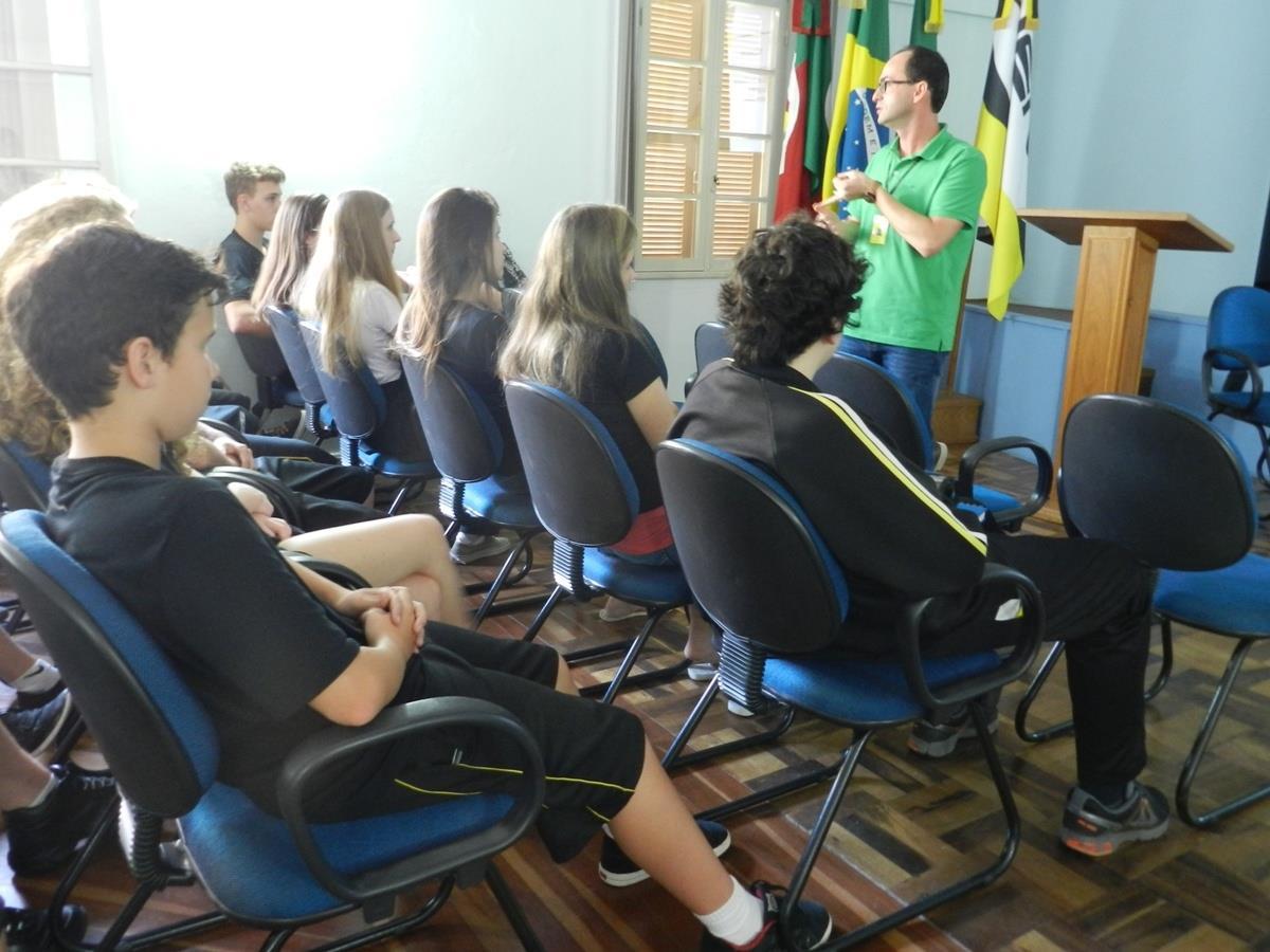 Coordenador dos Cursos Técnicos da IENH palestra para alunos do último ano do Ensino Fundamental