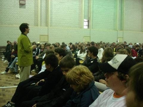 Alunos da IENH assistem peça teatral Despertar para Sonhar