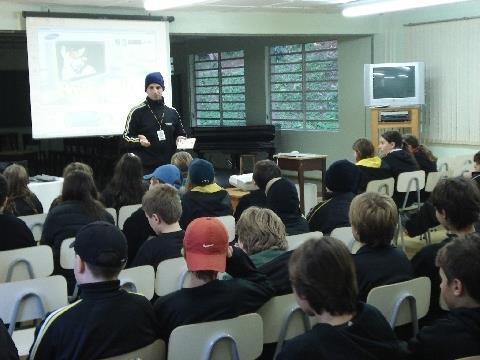 Alunos do Projeto do Ensino Fundamental conversam com profissionais do teatro e do cinema