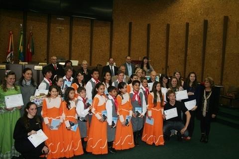 Projeto 20 de Setembro premia alunas da IENH