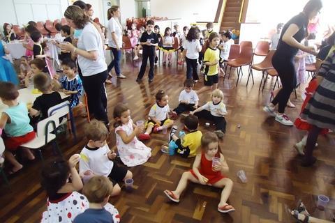 Alunos realizam apresentação para crianças da ABEFI