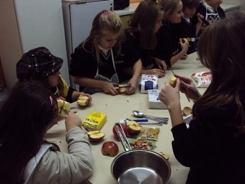 Estudantes preparam torta de maçã