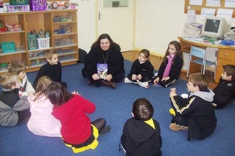 Escritora compartilha vivências com turma do Kindergarten 5A
