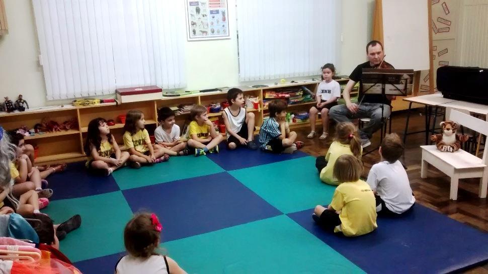 Pais e filhos juntos na Sala de Aula