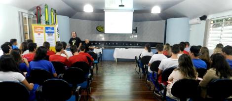 POP capacita estudantes do Instituto Estadual La Salle