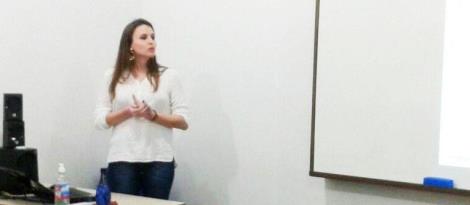 Pós-graduanda de Gestão de Projetos apresenta TCC para banca avaliadora 