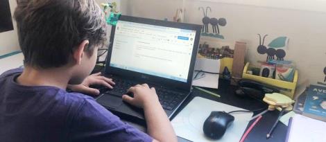 Tecnologia possibilita que estudantes da IENH acompanhem aulas de casa Tecnologia possibilita que estudantes da IENH acompanhem aulas de casa