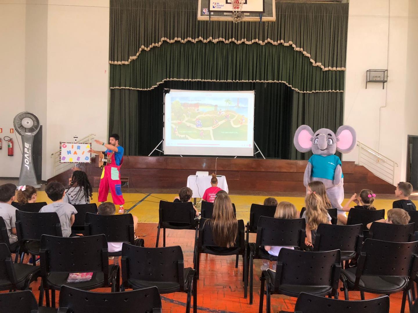 Visita especial do Elefante Letrado encanta os estudantes da Unidade Pindorama